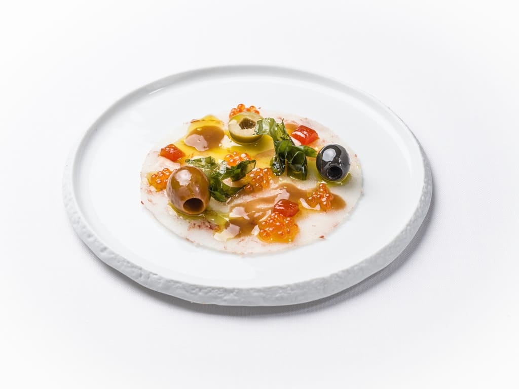 Marufina de carpaccio de gambón de aceitunas y huevas