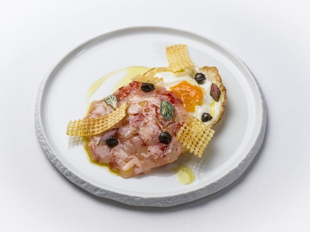 Marufina de tartar de carabinero con huevo con patatas